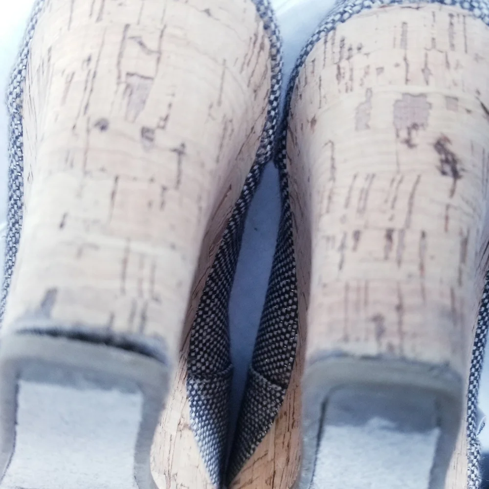 TOMS OPEN TOE WEDGE SIZE 8